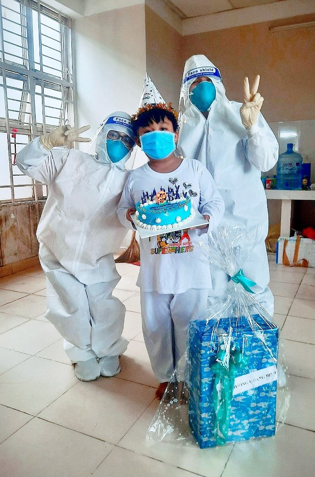 Sinh nhật đặc biệt của siêu nhân Ken, cậu bé 9 tuổi mất mẹ trước cổng bệnh viện, cả nhà chịu tai ương vì COVID-19 - Ảnh 1. Sinh nhật đặc biệt của siêu nhân Ken, cậu bé 9 tuổi mất mẹ trước cổng bệnh viện, cả nhà chịu tai ương vì COVID-19 - Ảnh 1.