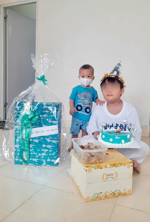 Sinh nhật đặc biệt của siêu nhân Ken, cậu bé 9 tuổi mất mẹ trước cổng bệnh viện, cả nhà chịu tai ương vì COVID-19 - Ảnh 3. Sinh nhật đặc biệt của siêu nhân Ken, cậu bé 9 tuổi mất mẹ trước cổng bệnh viện, cả nhà chịu tai ương vì COVID-19 - Ảnh 3.