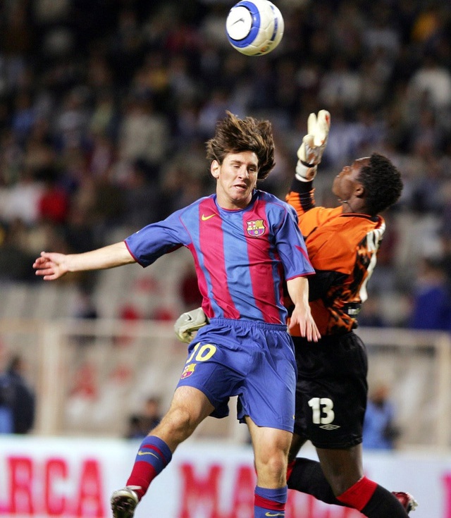 Toàn bộ sự nghiệp vĩ đại của Messi tại Barcelona qua ảnh - Ảnh 4.