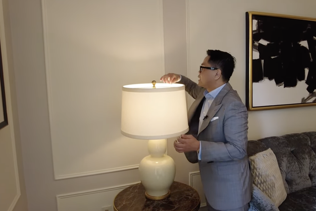 Chi 60 triệu đồng/đêm ở khách sạn xa xỉ bậc nhất New York nhưng NTK Thái Công chê không ngớt nội thất không xịn, kì cục - Ảnh 2.