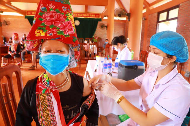 Huyện có tỷ lệ tiêm vắc xin COVID-19 cao nhất Việt Nam, đã tiêm Sinopharm cho 80% người trên 18 tuổi: Chúng tôi chỉ nói “3 thật”! - Ảnh 2.
