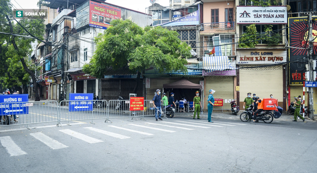  Hà Nội: Hàng loạt người dân bị xử phạt vì thiếu giấy đi đường, một số chốt kiểm soát ùn ứ - Ảnh 1.