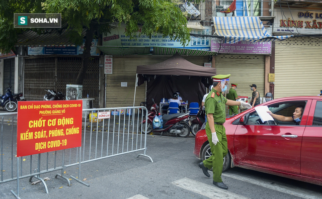  Hà Nội: Hàng loạt người dân bị xử phạt vì thiếu giấy đi đường, một số chốt kiểm soát ùn ứ - Ảnh 2.