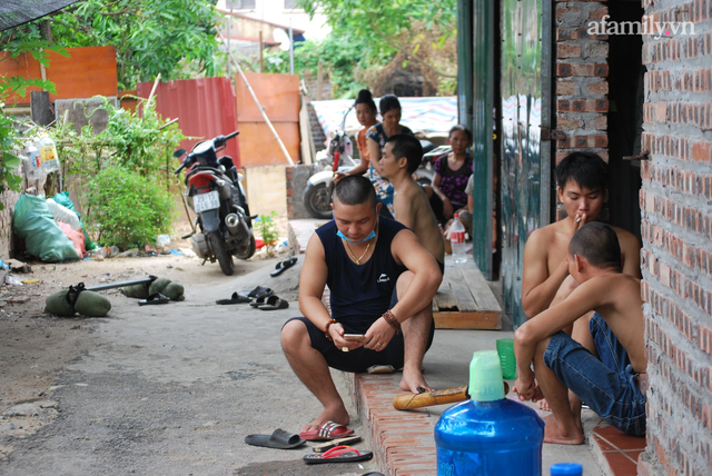 Cơm độn mì tôm và trưa hè giãn cách của lao động ngoại tỉnh ở Hà Nội: Những ngày thảnh thơi là những ngày đáng sợ nhất - Ảnh 13.