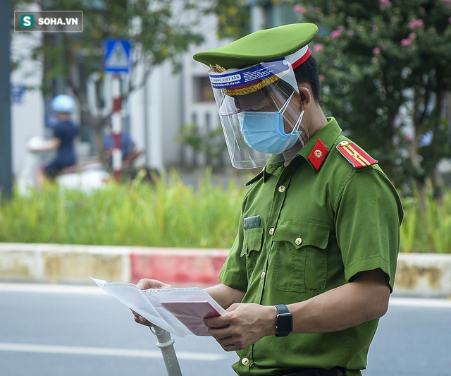  Hà Nội: Hàng loạt người dân bị xử phạt vì thiếu giấy đi đường, một số chốt kiểm soát ùn ứ - Ảnh 5.