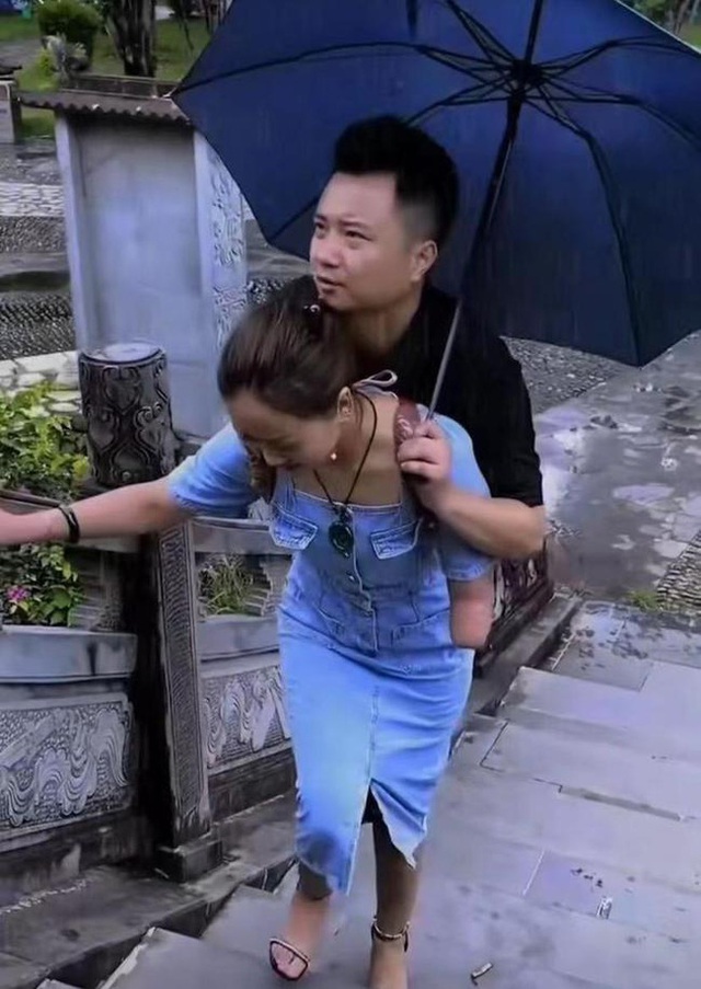  3 năm sau khi nổi tiếng vì bức ảnh vợ cõng chồng, chuyện tình cổ tích nàng cụt tay - chàng nửa thân khiến dân mạng sốc vì có cái kết quá buồn - Ảnh 8.