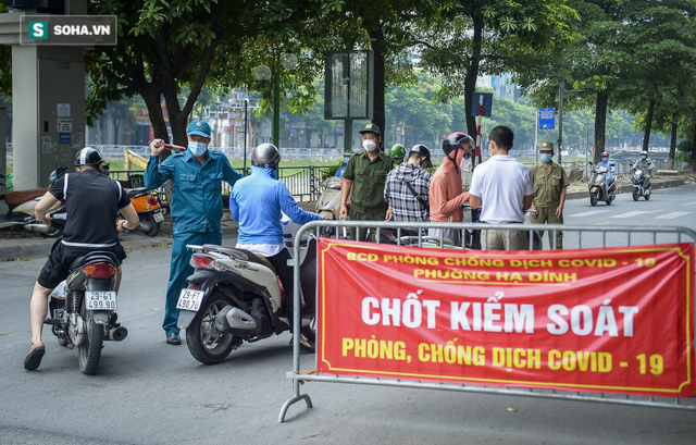  Hà Nội: Hàng loạt người dân bị xử phạt vì thiếu giấy đi đường, một số chốt kiểm soát ùn ứ - Ảnh 10.