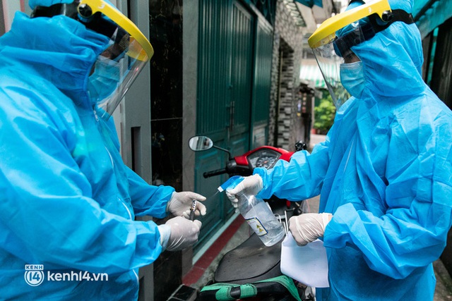 Chuyện 3 chàng trai F0 sau khi khỏi bệnh trở thành “shipper”, vận chuyển bình oxy cho các bệnh nhân Covid-19 ở Sài Gòn - Ảnh 12.