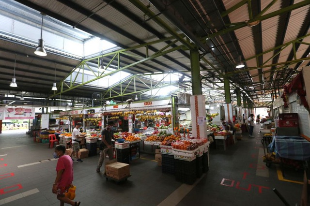  Chuyên gia Singapore chỉ ra nguy cơ lây Covid không ngờ ở chợ, siêu thị - điều gần như ai cũng làm - Ảnh 1.