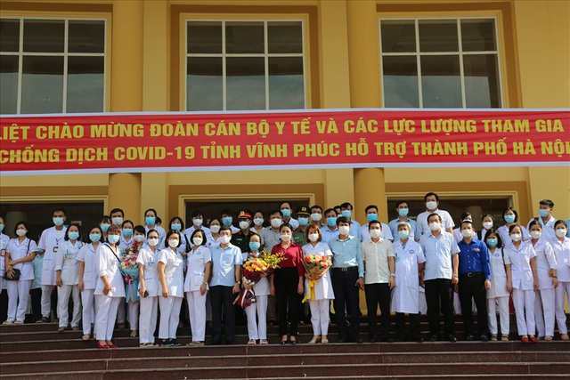  Gần 4.000 nhân viên y tế từ 11 tỉnh, thành chi viện Hà Nội chống dịch Covid-19 - Ảnh 1.