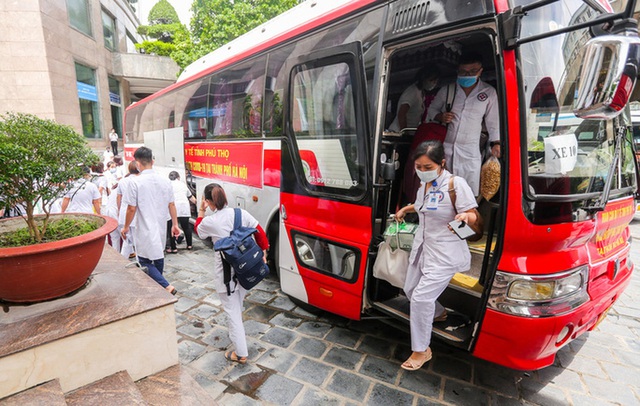  Gần 4.000 nhân viên y tế từ 11 tỉnh, thành chi viện Hà Nội chống dịch Covid-19 - Ảnh 4.