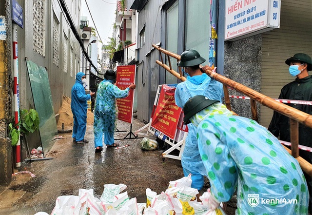 Ảnh: Bộ đội mặc đồ bảo hộ, dầm mưa vào vùng đỏ giúp dân gia cố nhà chống bão số 5 - Ảnh 1.