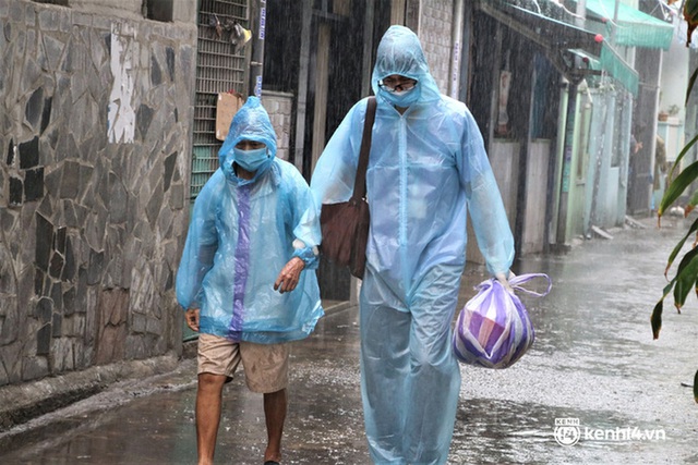 Ảnh: Bộ đội mặc đồ bảo hộ, dầm mưa vào vùng đỏ giúp dân gia cố nhà chống bão số 5 - Ảnh 10.