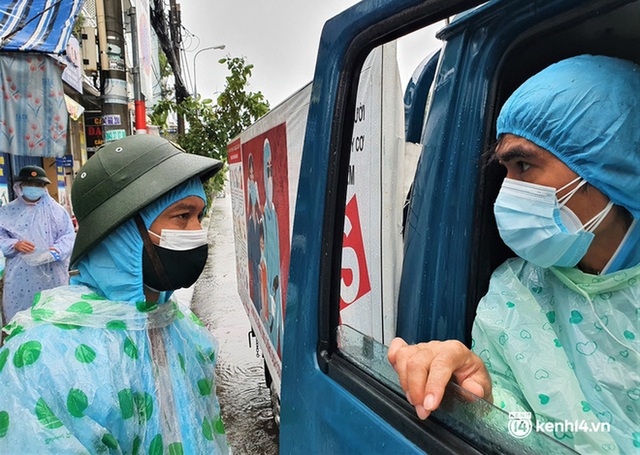 Ảnh: Bộ đội mặc đồ bảo hộ, dầm mưa vào vùng đỏ giúp dân gia cố nhà chống bão số 5 - Ảnh 11.