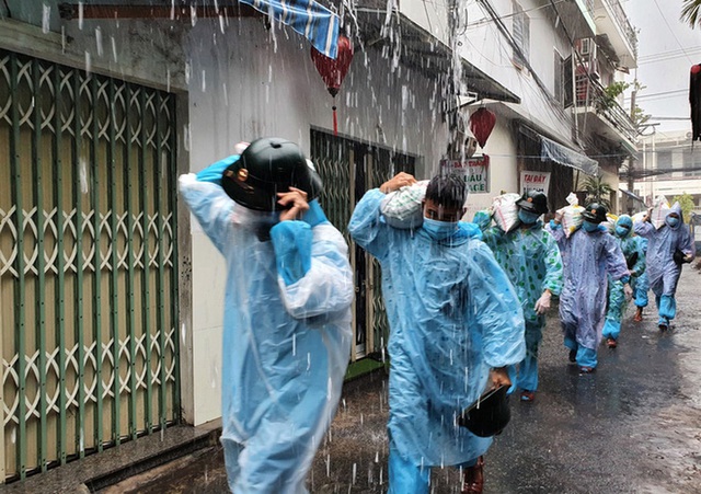 Ảnh: Bộ đội mặc đồ bảo hộ, dầm mưa vào vùng đỏ giúp dân gia cố nhà chống bão số 5 - Ảnh 4.