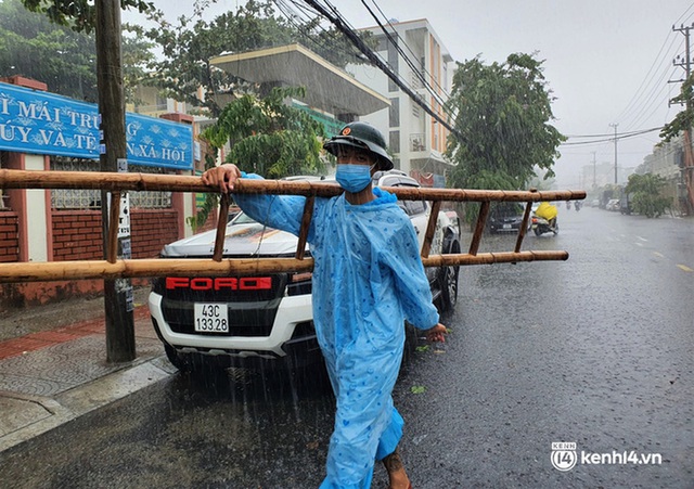 Ảnh: Bộ đội mặc đồ bảo hộ, dầm mưa vào vùng đỏ giúp dân gia cố nhà chống bão số 5 - Ảnh 5.