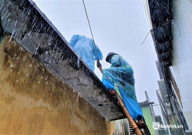 Ảnh: Bộ đội mặc đồ bảo hộ, dầm mưa vào vùng đỏ giúp dân gia cố nhà chống bão số 5 - Ảnh 6.
