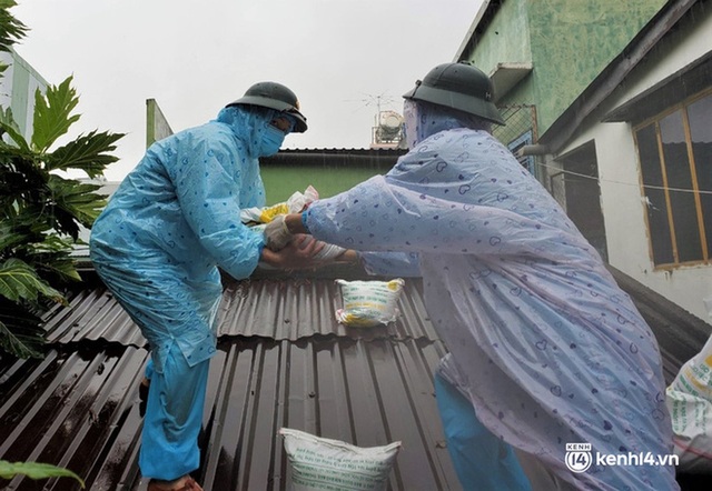 Ảnh: Bộ đội mặc đồ bảo hộ, dầm mưa vào vùng đỏ giúp dân gia cố nhà chống bão số 5 - Ảnh 7.