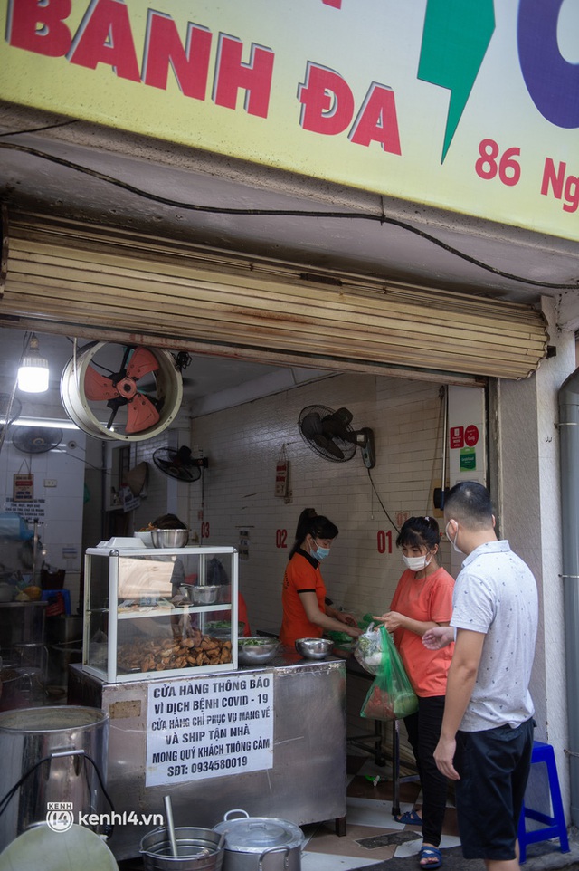  Xếp hàng dài mua đồ ăn ở Long Biên (Hà Nội): Khách mang cả cái nồi to, chủ quán làm 500 tô/ngày vẫn không đủ bán - Ảnh 11.