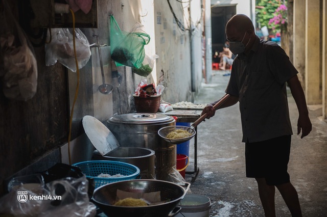  Xếp hàng dài mua đồ ăn ở Long Biên (Hà Nội): Khách mang cả cái nồi to, chủ quán làm 500 tô/ngày vẫn không đủ bán - Ảnh 7.