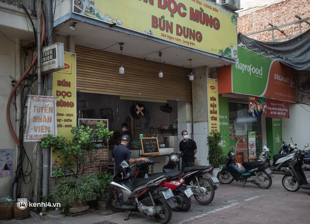  Xếp hàng dài mua đồ ăn ở Long Biên (Hà Nội): Khách mang cả cái nồi to, chủ quán làm 500 tô/ngày vẫn không đủ bán - Ảnh 8.