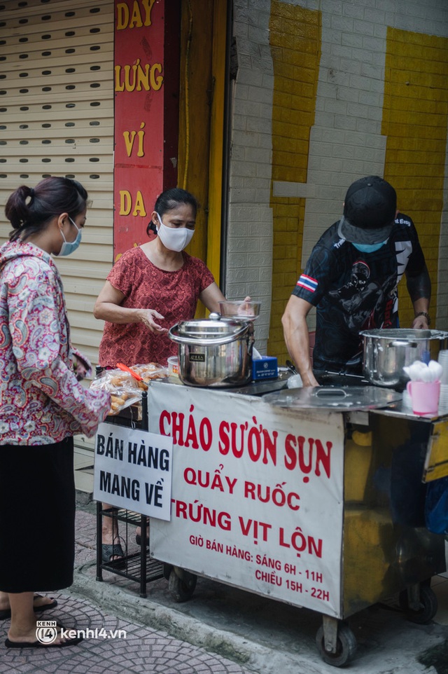  Xếp hàng dài mua đồ ăn ở Long Biên (Hà Nội): Khách mang cả cái nồi to, chủ quán làm 500 tô/ngày vẫn không đủ bán - Ảnh 9.