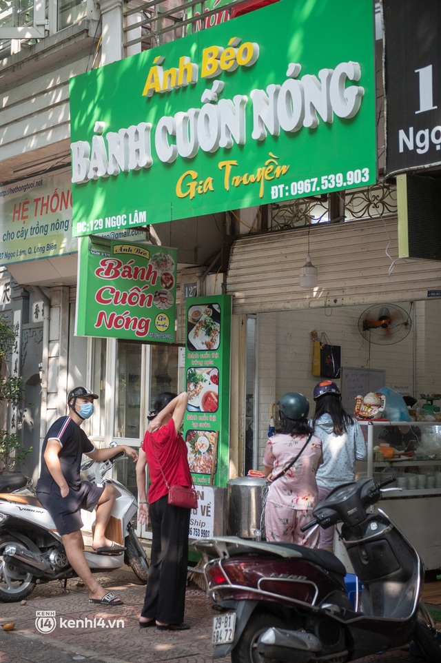  Xếp hàng dài mua đồ ăn ở Long Biên (Hà Nội): Khách mang cả cái nồi to, chủ quán làm 500 tô/ngày vẫn không đủ bán - Ảnh 10.