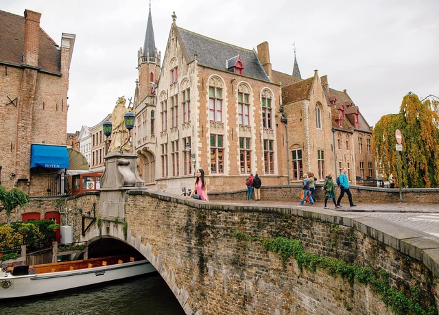 Một vòng khám phá Brugge, Bỉ trước Covid-19: Thành phố đẹp như tranh, những con kênh  thơ mộng uốn quanh những toà nhà cổ kính - Ảnh 1.