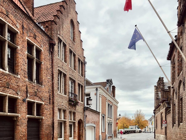 Một vòng khám phá Brugge, Bỉ trước Covid-19: Thành phố đẹp như tranh, những con kênh  thơ mộng uốn quanh những toà nhà cổ kính - Ảnh 9.