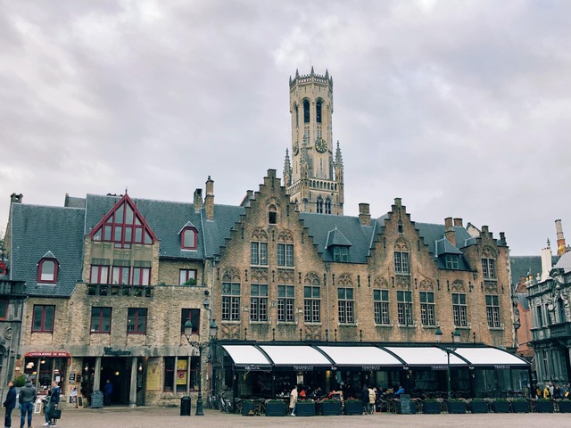 Một vòng khám phá Brugge, Bỉ trước Covid-19: Thành phố đẹp như tranh, những con kênh  thơ mộng uốn quanh những toà nhà cổ kính - Ảnh 7.