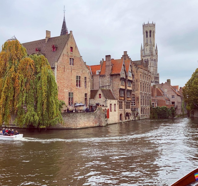 Một vòng khám phá Brugge, Bỉ trước Covid-19: Thành phố đẹp như tranh, những con kênh  thơ mộng uốn quanh những toà nhà cổ kính - Ảnh 3.