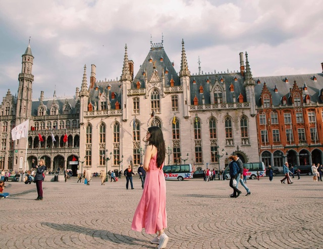 Một vòng khám phá Brugge, Bỉ trước Covid-19: Thành phố đẹp như tranh, những con kênh  thơ mộng uốn quanh những toà nhà cổ kính - Ảnh 5.