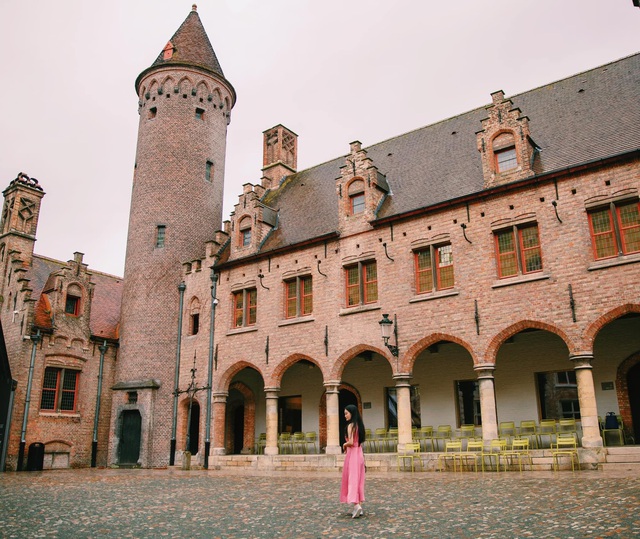 Một vòng khám phá Brugge, Bỉ trước Covid-19: Thành phố đẹp như tranh, những con kênh  thơ mộng uốn quanh những toà nhà cổ kính - Ảnh 8.