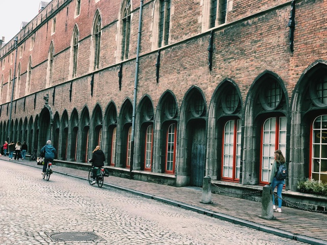 Một vòng khám phá Brugge, Bỉ trước Covid-19: Thành phố đẹp như tranh, những con kênh  thơ mộng uốn quanh những toà nhà cổ kính - Ảnh 10.