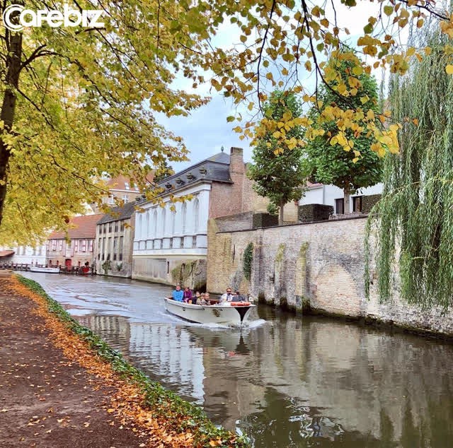 Một vòng khám phá Brugge, Bỉ trước Covid-19: Thành phố đẹp như tranh, những con kênh  thơ mộng uốn quanh những toà nhà cổ kính - Ảnh 2.