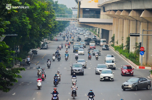  Ảnh: Đường phố Hà Nội đông nghịt xe cộ sáng đầu tuần - Ảnh 1.