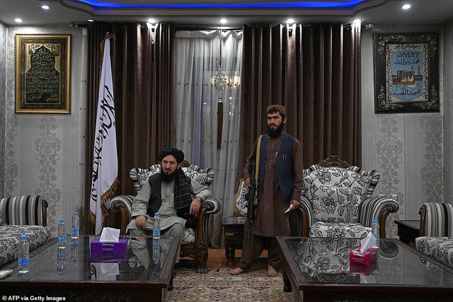  Taliban lác mắt vì cung điện xa hoa bậc nhất của cựu Phó tổng thống Afghanistan: Chỗ nào cũng sặc mùi tiền - Ảnh 1.