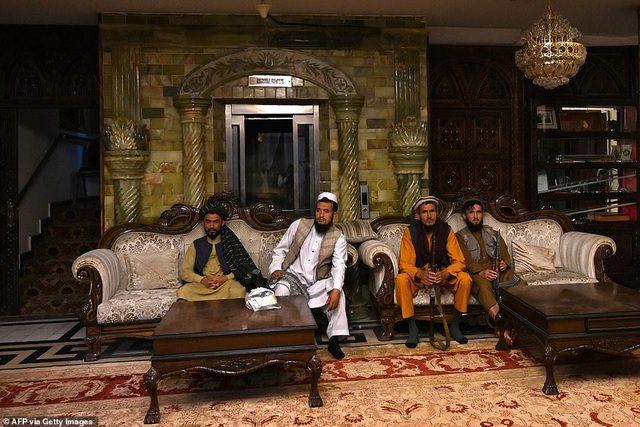 Taliban lác mắt vì cung điện xa hoa bậc nhất của cựu Phó tổng thống Afghanistan: Chỗ nào cũng sặc mùi tiền - Ảnh 2.