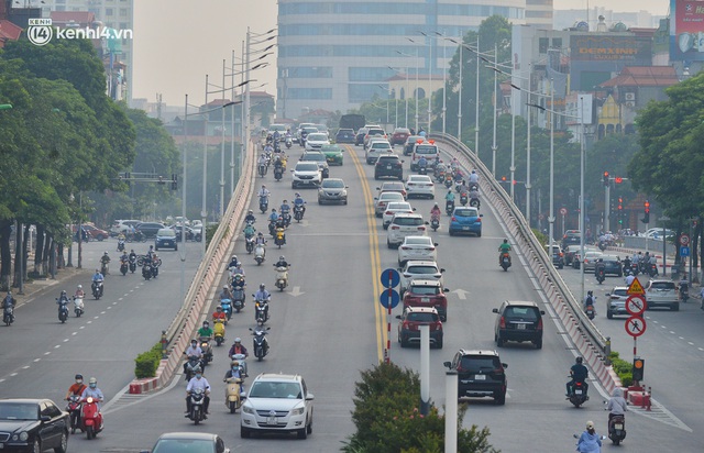  Ảnh: Đường phố Hà Nội đông nghịt xe cộ sáng đầu tuần - Ảnh 12.
