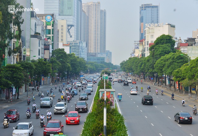  Ảnh: Đường phố Hà Nội đông nghịt xe cộ sáng đầu tuần - Ảnh 13.