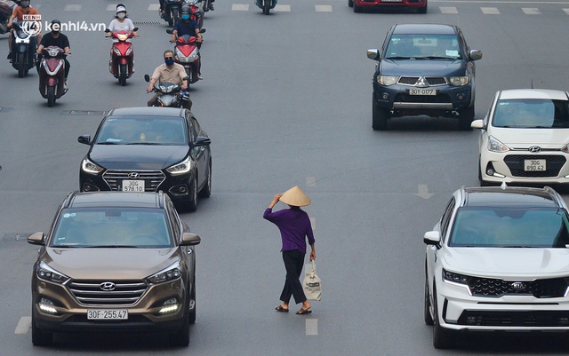  Ảnh: Đường phố Hà Nội đông nghịt xe cộ sáng đầu tuần - Ảnh 3.