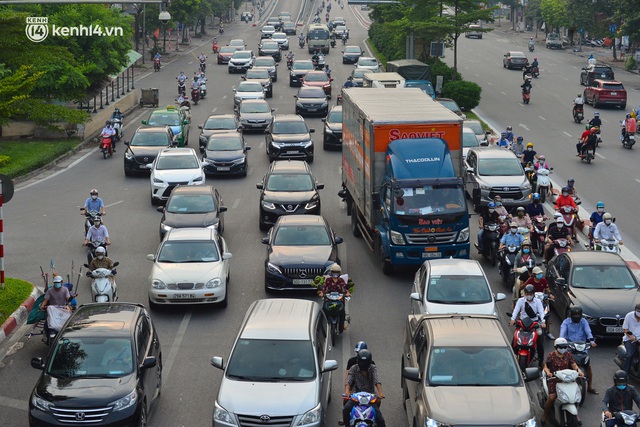  Ảnh: Đường phố Hà Nội đông nghịt xe cộ sáng đầu tuần - Ảnh 4.
