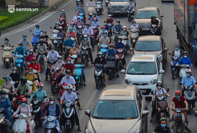  Ảnh: Đường phố Hà Nội đông nghịt xe cộ sáng đầu tuần - Ảnh 5.