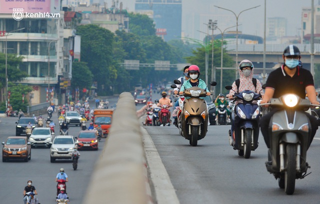  Ảnh: Đường phố Hà Nội đông nghịt xe cộ sáng đầu tuần - Ảnh 6.