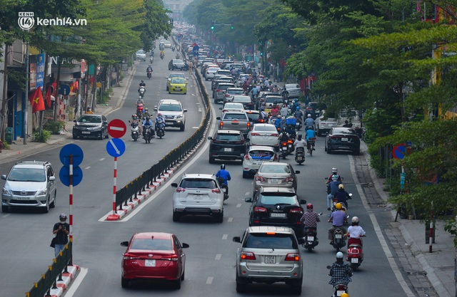  Ảnh: Đường phố Hà Nội đông nghịt xe cộ sáng đầu tuần - Ảnh 8.