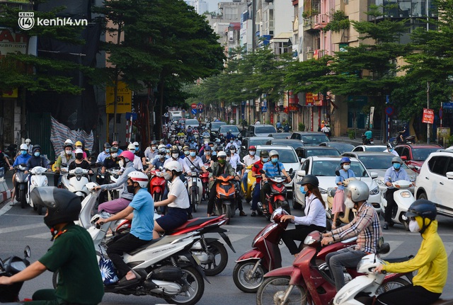  Ảnh: Đường phố Hà Nội đông nghịt xe cộ sáng đầu tuần - Ảnh 10.