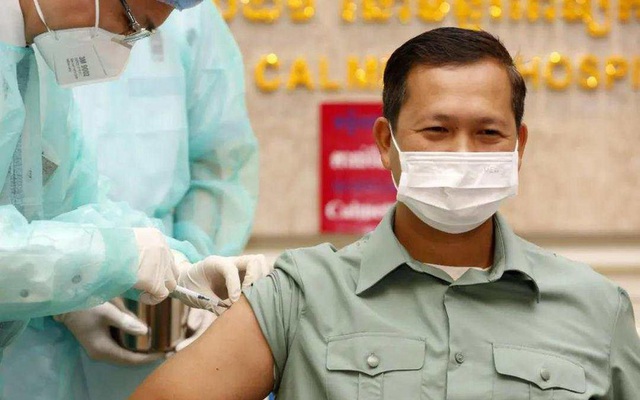 Hun Manet –quan chức quân đội, con trai Thủ tướng Hun Sen là một trong những người đầu tiên ở Campuchia tiêm vắc-xin Sinopharm. Ảnh: Xinhua