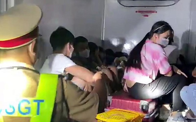CSGT mở thùng xe đông lạnh phát hiện 15 người ngồi bên trong.