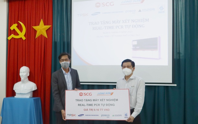 Ông Tharna Sanee - Tổng giám đốc LSP đang trao tặng Hệ thống xét nghiệm Real-time PCR tự động đến ông Trần Văn Tuấn - Phó Chủ tịch UBND tỉnh BRVT.