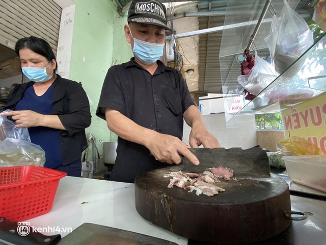  Nhiều quán ăn uống ở Sài Gòn cùng mở bán trở lại: Bún bò bán 300 tô/ngày, shipper xếp hàng mua trà sữa - Ảnh 8.